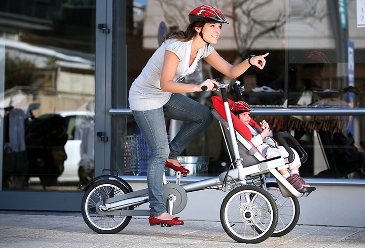 Bicicleta transformada en cochecito de bebé - Condomínios Verdes