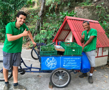 Empresa coleta e composta lixo orgânico