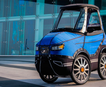 Bicicleta de quatro rodas tem formato de carro