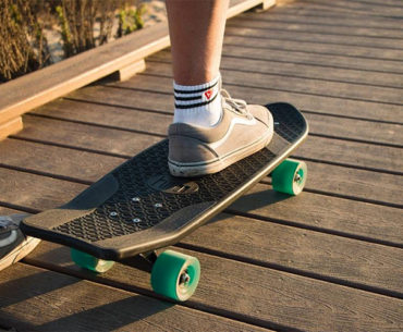 Marca reaproveita redes de pesca e produz skates e óculos de sol