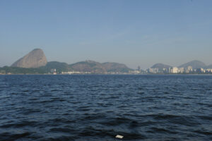 Em três anos, pescadores retiraram 1.200 toneladas de lixo da Baía de Guanabara